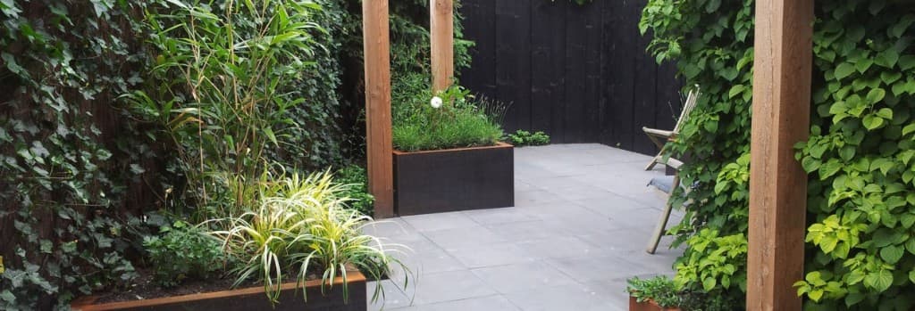 Aangelegde tuin met terras en groen